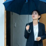 雨の日のスーツスタイルを快適に！レディースの着こなし術と選び方