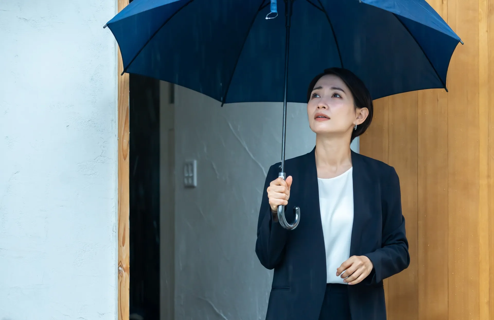 雨の日レディーススーツ