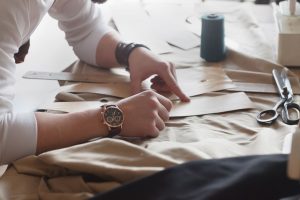 オーダースーツの生地の選び方は？失敗しないポイントを解説